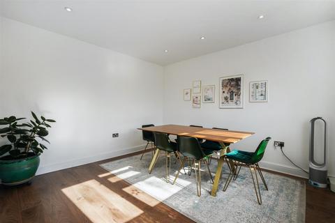 98 Toynbee Road, London, SW20 8SL
