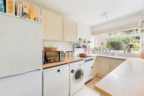 3 Hillview, London, SW20 0TA