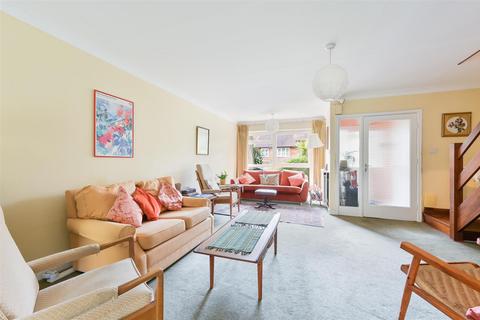 3 Hillview, London, SW20 0TA