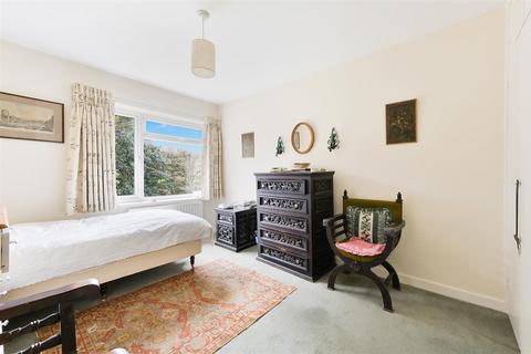 3 Hillview, London, SW20 0TA