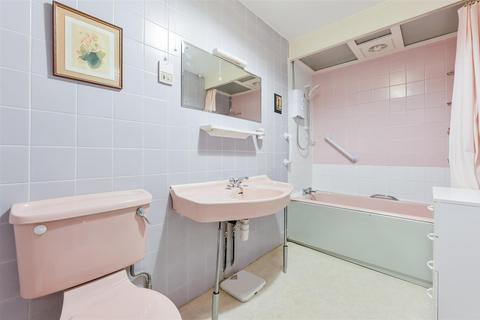 3 Hillview, London, SW20 0TA