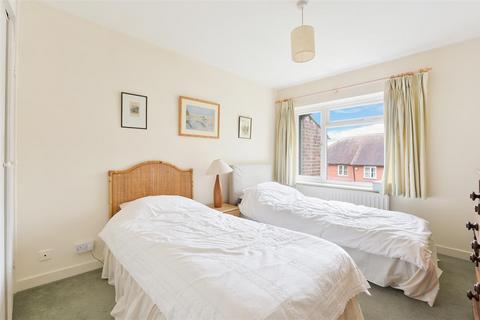 3 Hillview, London, SW20 0TA