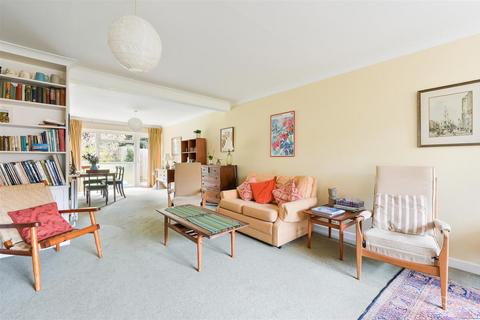 3 Hillview, London, SW20 0TA