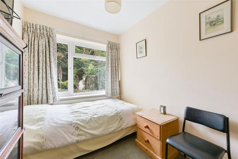 3 Hillview, London, SW20 0TA