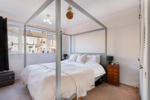 60b Quicks Road, London, SW19 1EY