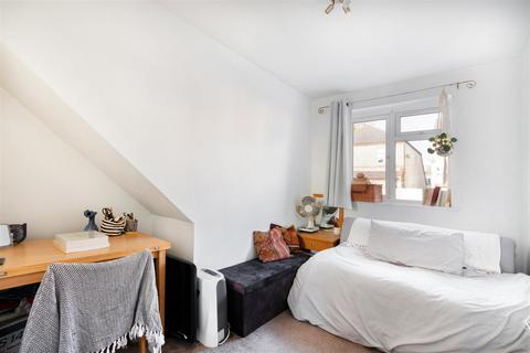 60b Quicks Road, London, SW19 1EY
