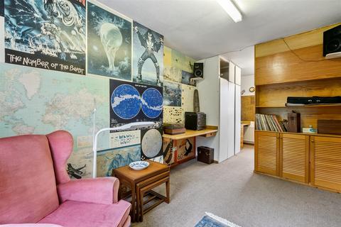 13 Coppice Close, London, SW20 9AS