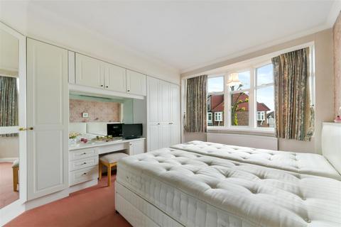 43 Heath Drive, London, SW20 9BE