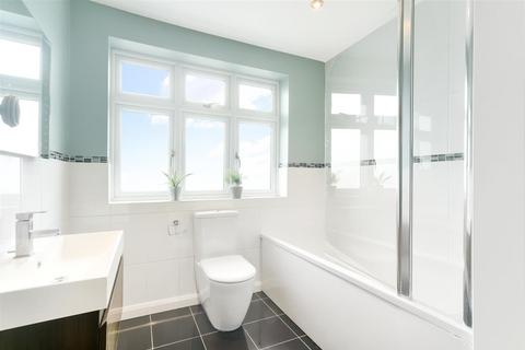 10 Oakway, London, SW20 9JE