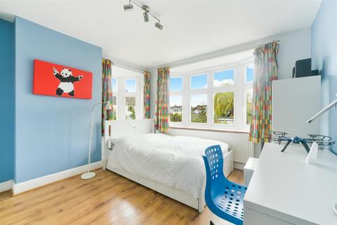 10 Oakway, London, SW20 9JE