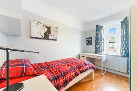 10 Oakway, London, SW20 9JE