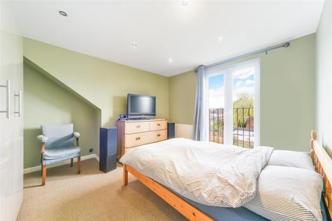 10 Oakway, London, SW20 9JE