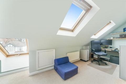 10 Oakway, London, SW20 9JE