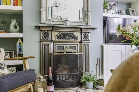 18 Quicks Road, London, SW19 1EZ