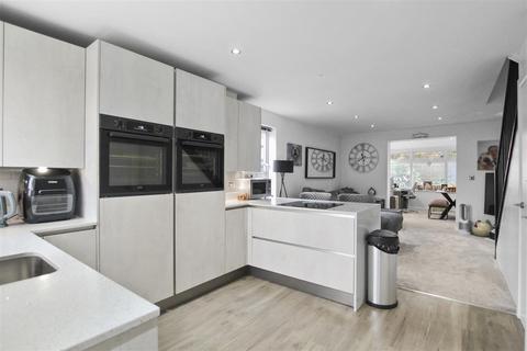 20 Abbots Close, Kettering, NN15 6GZ