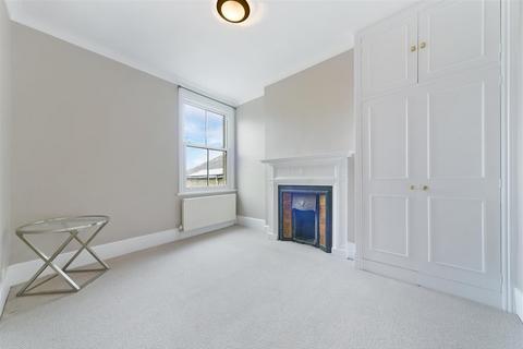 Flat 3, 4 Woodside, London, SW19 7AR