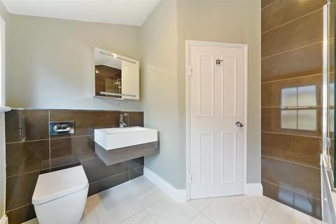 Flat 3, 4 Woodside, London, SW19 7AR
