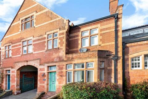 32 Bradshaw Close, London, SW19 8NL
