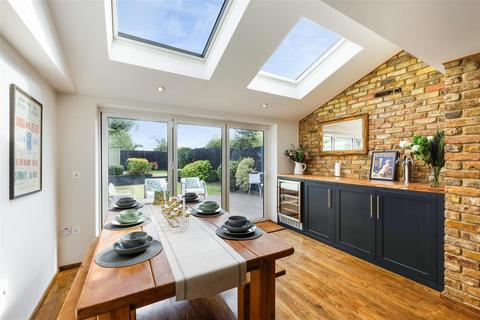 16 Berrylands, London, SW20 9HD