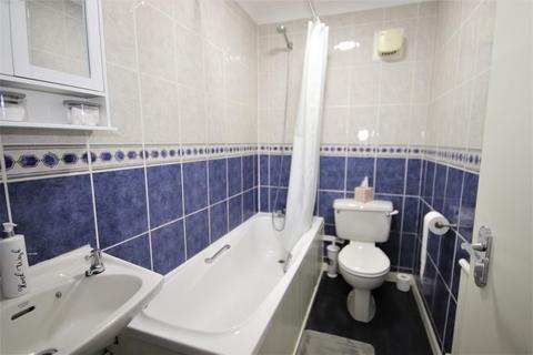 2 bedroom flat to rent - Harewood Close, Bexhill-On-Sea