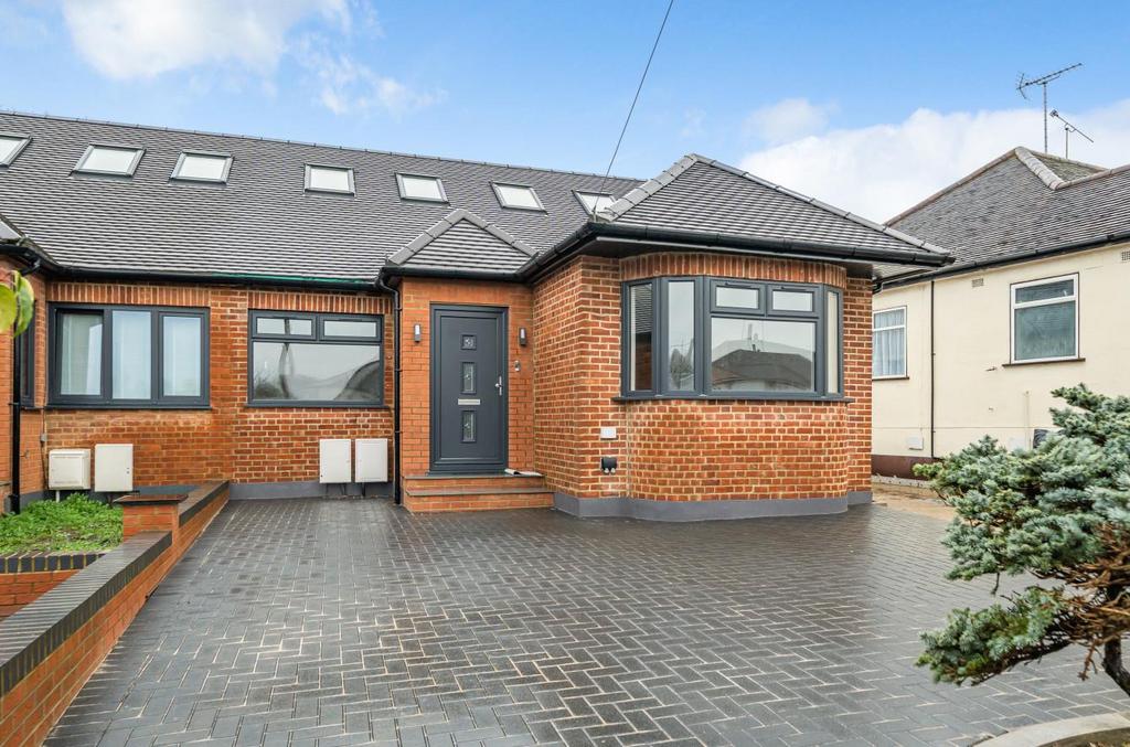 Ashdale Grove, Stanmore HA7 4 bed semidetached bungalow for sale £