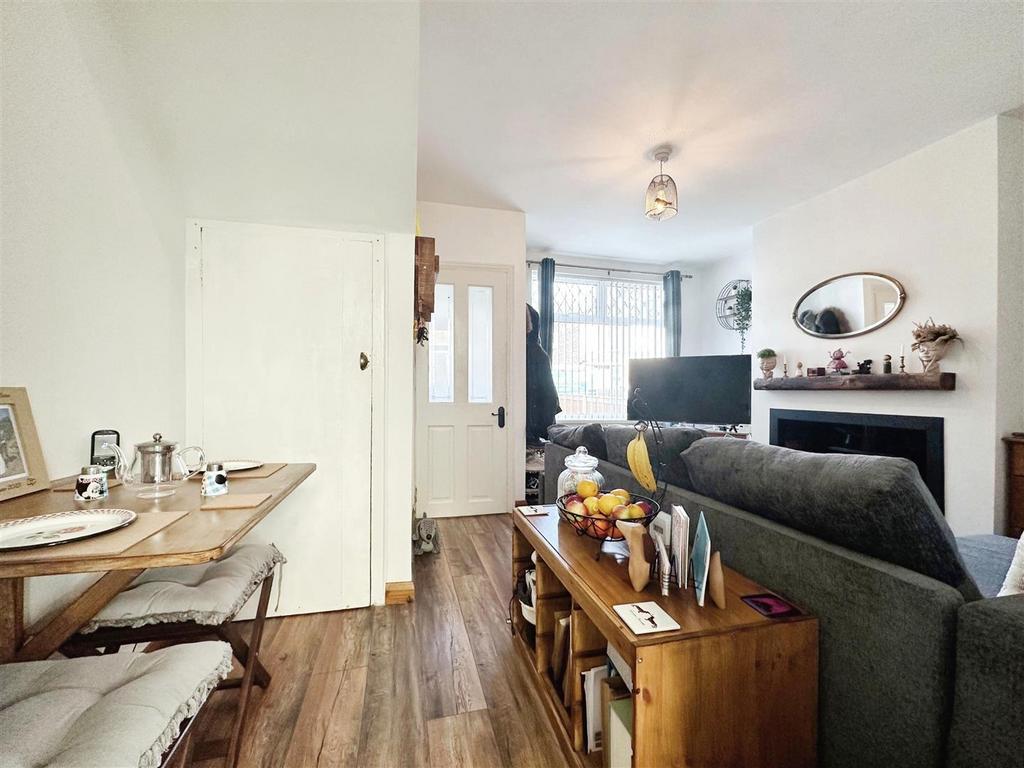 Hamlyn Drive, Hull HU4 2 bed terraced house for sale £105,000