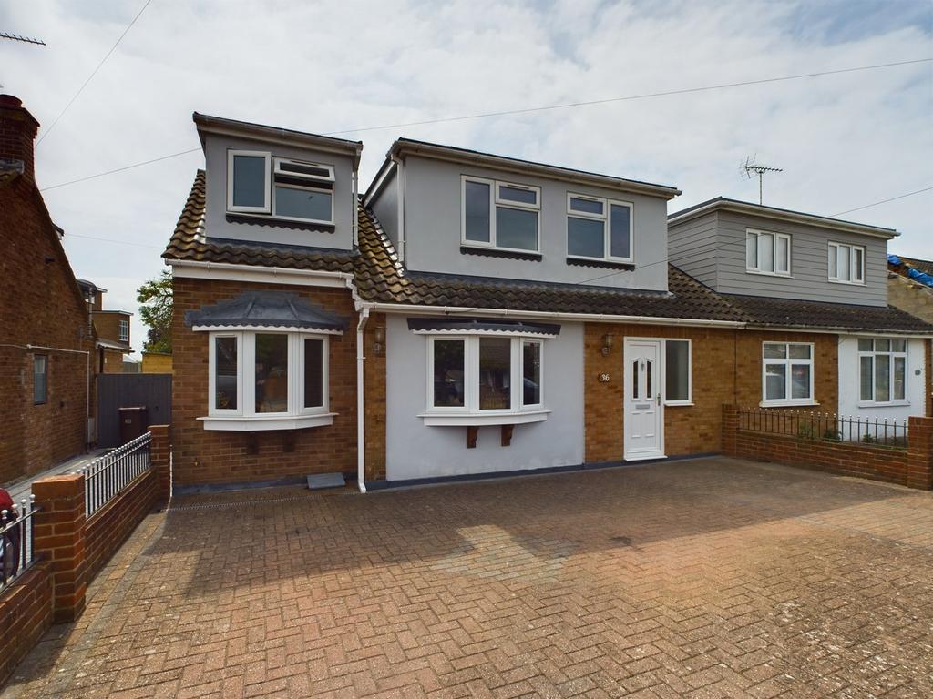 Thames Crescent, Corringham, SS17 5 bed semidetached house for sale £475,000