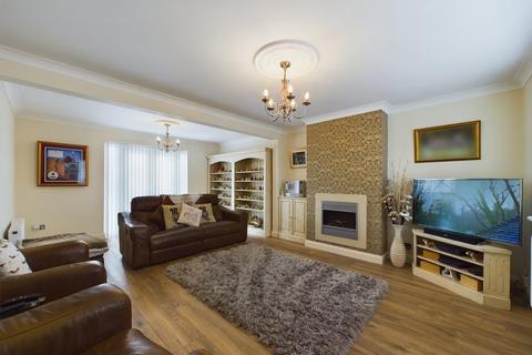 6 Crofton Avenue, Corringham, Stanford-le-hope, SS17 7TD