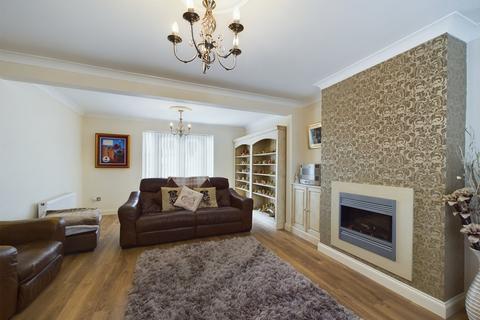 6 Crofton Avenue, Corringham, Stanford-le-hope, SS17 7TD