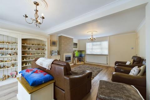 6 Crofton Avenue, Corringham, Stanford-le-hope, SS17 7TD