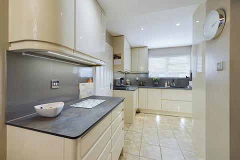6 Crofton Avenue, Corringham, Stanford-le-hope, SS17 7TD