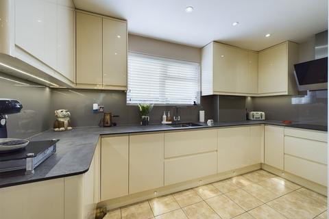 6 Crofton Avenue, Corringham, Stanford-le-hope, SS17 7TD