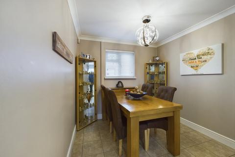 6 Crofton Avenue, Corringham, Stanford-le-hope, SS17 7TD