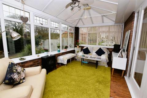 4 bedroom detached bungalow for sale - The Green, Sproatley