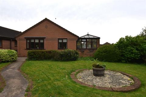 4 bedroom detached bungalow for sale - The Green, Sproatley
