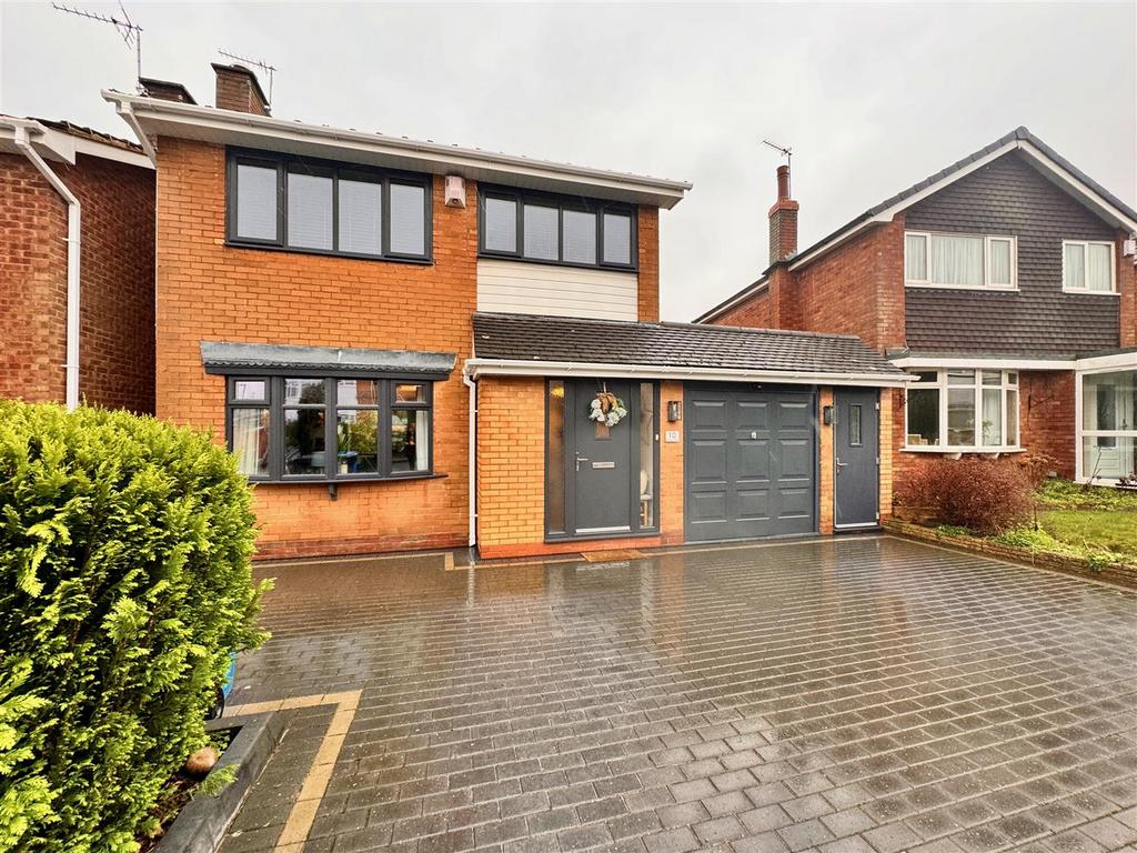 Stoneleigh Gardens, Codsall, Wolverhampton 3 bed detached house for