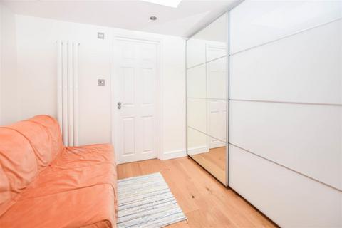 34 Boyd Road, London, SW19 2DG