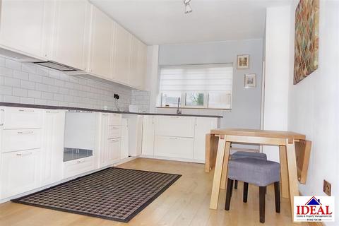 2 Fourth Avenue, Woodlands, Doncaster, DN6 7QA