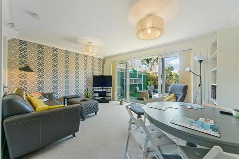 1 Defoe Close, London, SW17 9RL