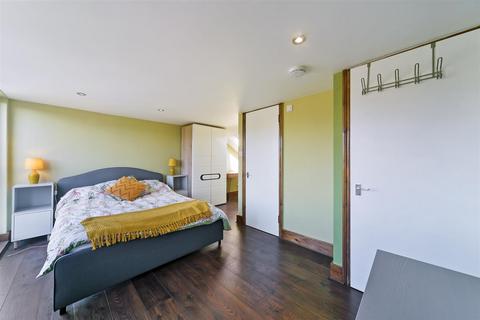 1 Defoe Close, London, SW17 9RL