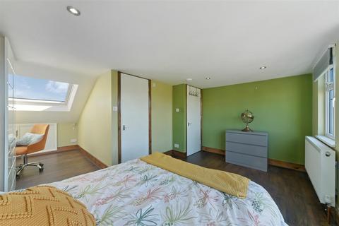 1 Defoe Close, London, SW17 9RL