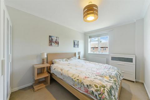 1 Defoe Close, London, SW17 9RL