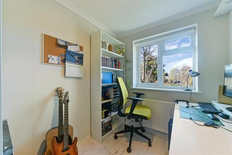 1 Defoe Close, London, SW17 9RL