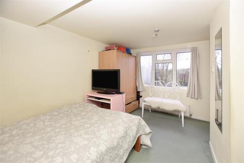 32 The Close, Mitcham, CR4 4LS