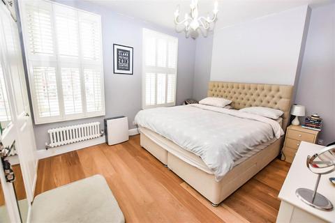 104 Clarendon Road, London, SW19 2DY