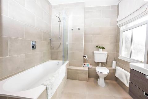 104 Clarendon Road, London, SW19 2DY