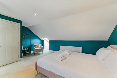 91a Boundary Road, London, SW19 2AW