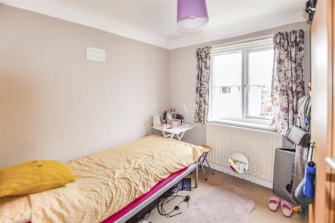 148 Runnymede, London, SW19 2RG