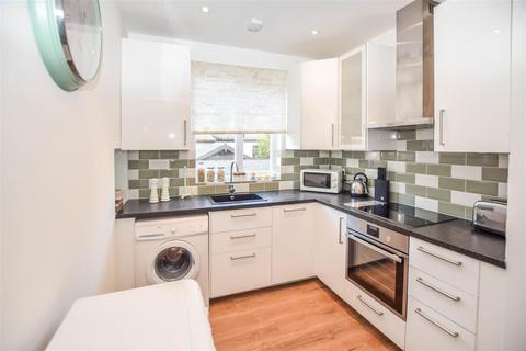 10 Lewis Road, Mitcham, CR4 3DE