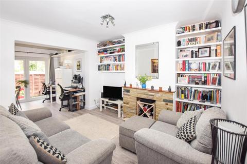 174 Runnymede, London, SW19 2RG